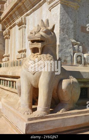 Statua del leone misterioso sul territorio del tempio di Bagan, Myanmar (Birmania) Foto Stock