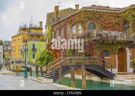 Viaggi e turismo a Venezia: Case colorate sul canale Foto Stock