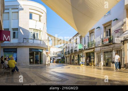 Faro, Portogallo, settembre 2022: Vista su Faro accogliente via dello shopping con le coperte dal sole, Europa Foto Stock