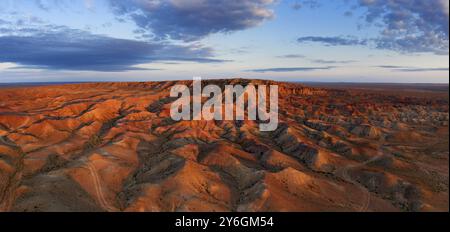 Panorama aereo dei canyon a righe colorati e tessuti Tsagaan suvarga, stupa bianco all'alba. Ulziit soum, provincia di Dundgovi, Mongolia, Asia Foto Stock