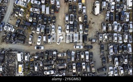 Vista aerea del cantiere con auto rotte scartate. Riciclaggio dei vecchi veicoli Foto Stock