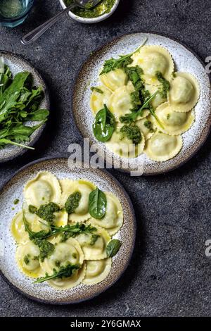 Cibo, cibo, ravioli di ricotta di spinaci italiani, vista dall'alto, sfondo nero, spazio copia, cibo vegetariano, ravioli vegani Foto Stock