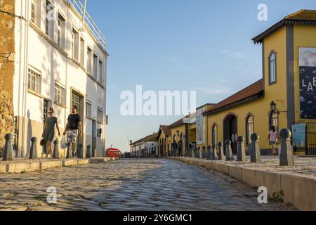 Faro, Portogallo, settembre 2022: Vista ad angolo basso su una strada acciottolata nel centro storico di Faro, Europa Foto Stock