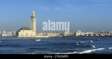 La moschea di Hassan II a Casablanca e le onde dell'oceano Atlantico al tramonto, il Marocco, il panorama, l'Africa Foto Stock