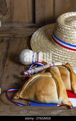 Food, Food, concetto di giornata dell'indipendenza cilena. fiestas patrias. Empanadas al forno, vino o chicha, grasso e giocare piatto emboque e bere su indepen Foto Stock