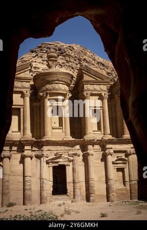 Vista verticale della grotta sul monastero di Petra, in Giordania. Viaggi e turismo Foto Stock