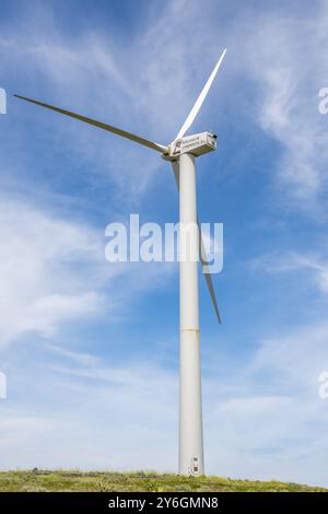 Lanzarote, Parco Eolico, Spagna, marzo 2023: Vista su una turbina eolica di Eolicas de Lanzarote nel Parco Eolico di Lanzarote, Europa Foto Stock