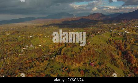 Autunno in Transilvania. Paesaggio aereo rurale al tramonto sui monti Carpazi, Romania, Europa Foto Stock