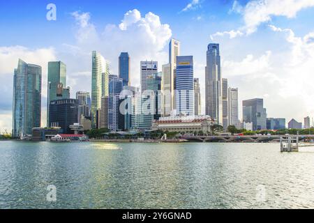 Singapore, maggio 2014: Vista sui grattacieli e lo skyline del centro di Singapore, l'area di Marina Bay Sands, l'acqua in primo piano, Asia Foto Stock