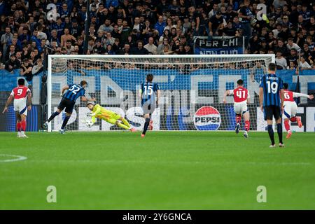 David Raya dell'FC Arsenal mantiene la palla durante la partita di calcio UEFA Champions League 2024/2025 - League Phase MD1 tra l'Atalanta BC e l'Arsenal FC Foto Stock