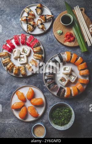 Piatti, sushi e panini. Cucina giapponese. vista dall'alto Foto Stock