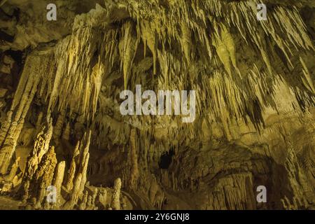 Bella grotta con stalattiti caverna sotterranea in luce magica Foto Stock