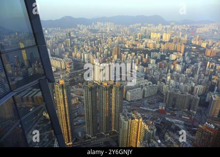 Vista aerea di Hong Kong dal centesimo piano di un grattacielo al tramonto Foto Stock