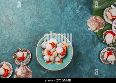 Cibo, cibo, pesce fresco crudo, capesante di crostacei su sfondo blu Foto Stock