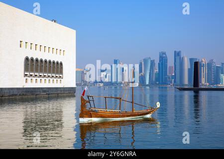 Un dhow (tradizionale imbarcazione a vela in legno) ormeggiato all'esterno del Museo di Arte Islamica di Doha, Qatar Foto Stock