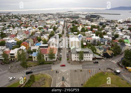 Reykjavik, Islanda, luglio 2019: Skyline e paesaggio urbano con vista sulle case e skolavordustigur, Europa Foto Stock