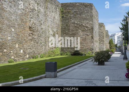 Lugo, Spagna, 6 settembre 2023: Veduta sulle antiche mura romane che circondano la città che si trova lungo il camino primitivo, Europa Foto Stock