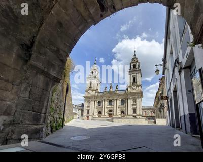 Lugo, Spagna, 6 settembre 2023: Veduta sulla Cattedrale di Lugo e Praza Pio XII in Galizia, Spagna, Europa Foto Stock