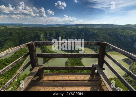 Dal punto di vista dei meandri a Rocky River Gorge Uvac sulla giornata di sole, southwest Serbia Foto Stock