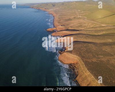 Vista aerea sulla spiaggia di Legzira con rocce arcuato sulla costa atlantica al tramonto in Marocco Foto Stock