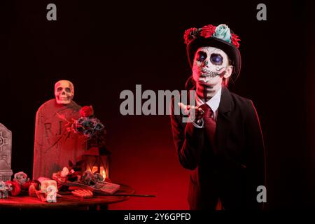 Ritratto di ragazza che soffia bacio al dia de los Muertes riti indigeni di onorare i morti. Donna che fa il viso bacio, partecipa alla celebrazione del giorno dei morti in onore del defunto Foto Stock