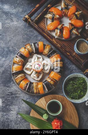 Cibo, cibo, sushi e panini. Cucina giapponese. vista dall'alto Foto Stock