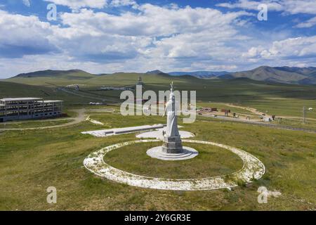 Statua della madre mongola e enorme statua equestre di Gengis Khan nella steppa, Mongolia, Ulan Bator, Asia Foto Stock