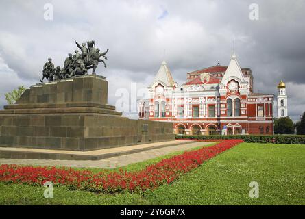 Monumento Chapaev e teatro drammatico a Samara Foto Stock