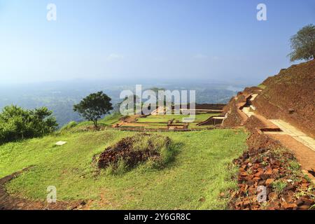 Rovine della fortezza sulla cima della roccia del Leone di Sigiriya, Sri Lanka, Asia Foto Stock