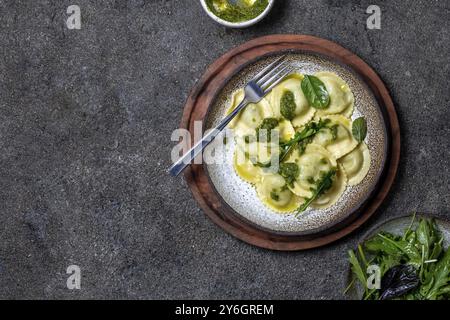 Cibo, ravioli di ricotta di spinaci italiani, vista dall'alto, sfondo nero, spazio copia, cibo vegetariano, ravioli vegani Foto Stock