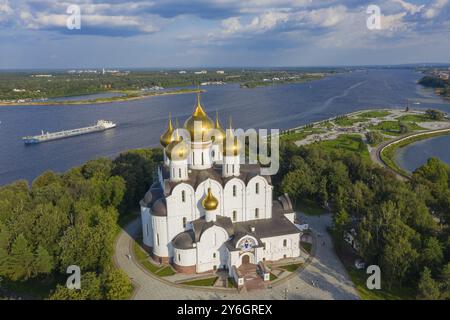 Vista aerea della Cattedrale dell'assunzione a Yaroslavl, del parco Strelka e del fiume Volga Foto Stock