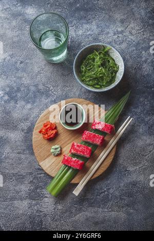 Cibo, cibo, sushi Sashimi su tavola di legno. Sfondo in pietra. Vista dall'alto Foto Stock
