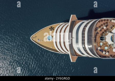 Vista dall'alto dell'antenna a prua anteriore della nave da crociera di grandi dimensioni Foto Stock