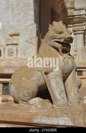 Statua del leone misterioso sul territorio del tempio di Bagan, Myanmar (Birmania) Foto Stock