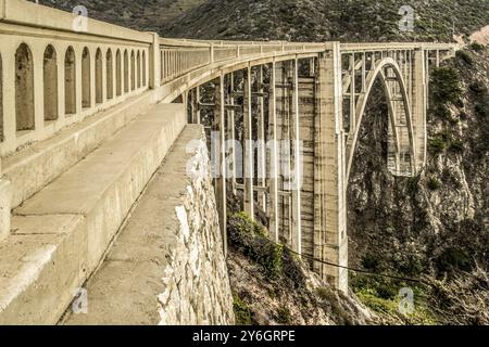 Vista ravvicinata, dettagliata e laterale del ponte Bixby sulla costa e sulla Pacific Highway One, Big Sur. Viaggi e turismo Foto Stock