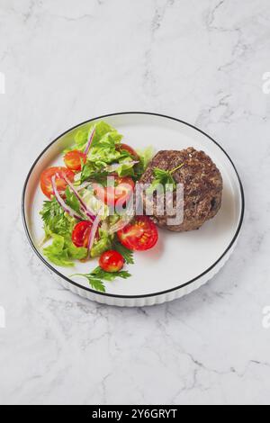 Cibo, cibo, hamburger di manzo con insalata di pomodoro lattuga su piatto bianco, vista dall'alto Foto Stock