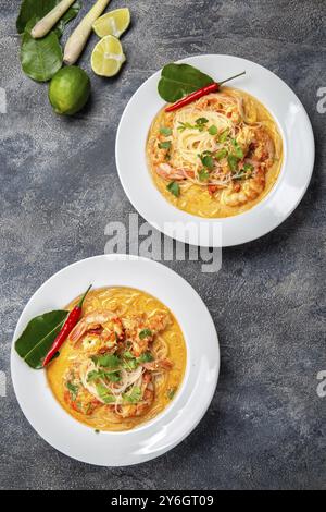 Cibo, cibo, Tom Yam Kung, zuppa di gamberi e limone con funghi, cibo tailandese in due ciotole bianche con vista dall'alto Foto Stock