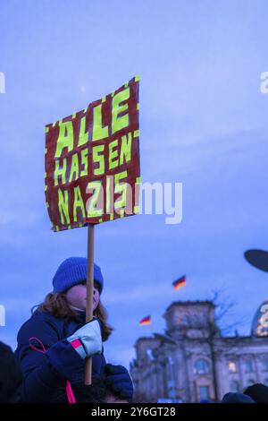 Germania, Berlino, 21 gennaio 2024, protesta contro l'AfD e l'estremismo di destra, dimostrazione di fronte al Bundestag, ampia alleanza di partiti Foto Stock