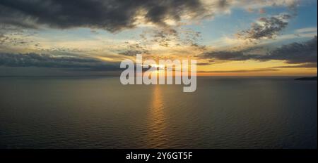 Vista aerea di splendidi e colorati tramonti e superficie del mare Foto Stock