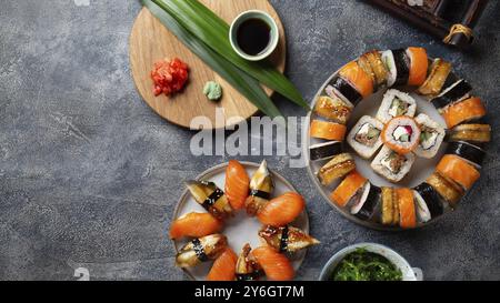 Piatti, sushi e panini. Cucina giapponese. vista dall'alto Foto Stock