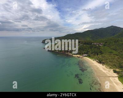 Paesaggio naturale aereo con spiaggia, rocce e mare sull'isola di Koh Lanta, Thailandia, Asia Foto Stock