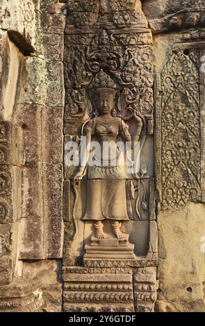 Antichi bassorilievi sulle pareti di un tempio, Angkor Wat, Cambogia, Asia Foto Stock