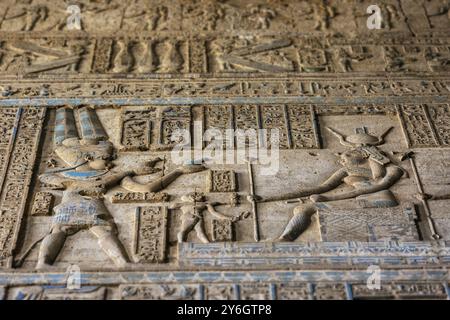 Sculture in geroglifico sulle pareti esterne di un antico tempio egizio Foto Stock