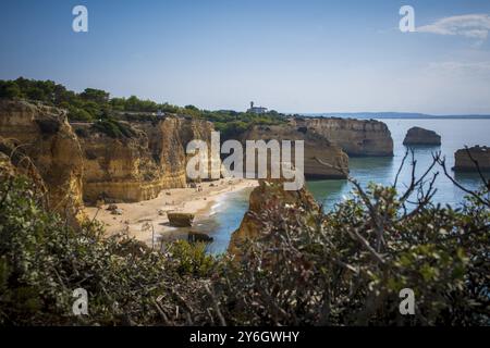 Vista ad alto angolo di Praia da Mesquita sulla costa dell'Algarve in Portogallo durante l'escursione a piedi delle sette valli sospese Foto Stock