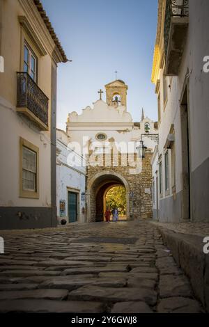 Faro, Portogallo, settembre 2022: Veduta sull'Arco da Vila a Faro, Portogallo. Arco neoclassico che è l'ingresso del centro storico, l'Europa Foto Stock