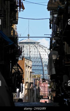Veduta della cupola della Galleria Umberto i da Cariati, una strada nei quartieri spagnoli di Napoli Foto Stock