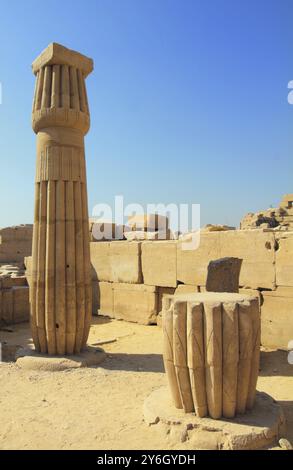 Colonne nel tempio di karnak con geroglifici dell'antico egitto Foto Stock