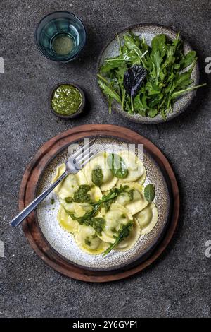 Cibo, cibo, ravioli di ricotta di spinaci italiani, vista dall'alto, sfondo nero, spazio copia, cibo vegetariano, ravioli vegani Foto Stock