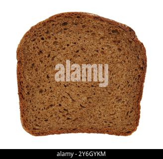 Pane a fette di segale marrone scuro isolato su un primo piano bianco Foto Stock