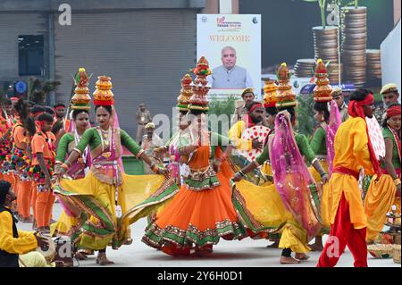 GREATER NOIDA, INDIA - SETTEMBRE 25: Artisti che eseguono danza popolare durante la cerimonia di inaugurazione della seconda edizione dell'Uttar Pradesh International Trade Show (UPITS) presso l'India Expo Centre, il 25 settembre 2024 a Greater Noida, India. Organizzata congiuntamente dal governo dell'Uttar Pradesh e dall'India Exposition Mart Limited (IEML), la fiera si terrà fino a settembre 29 e presenterà una vasta gamma di mostre commerciali e culturali, con particolare attenzione alle industrie locali dell'Uttar Pradesh. (Foto di Sunil Ghosh/Hindustan Times/Sipa USA ) Foto Stock